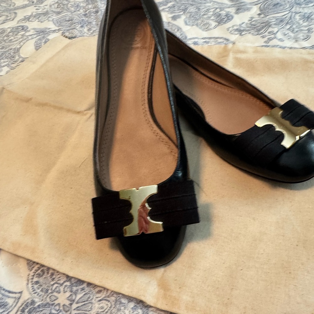 Elegant Black Flats with Gold Accent
